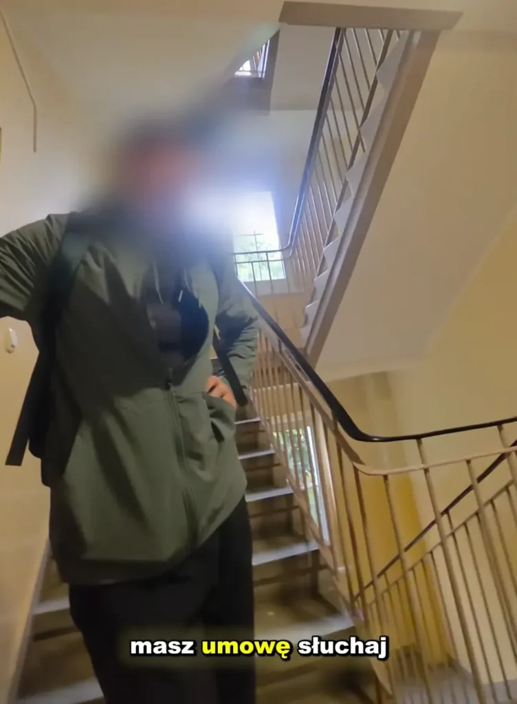 Osoba w zielonej kurtce stoi na półpiętrze klatki schodowej w pomieszczeniu, trzymając jedną rękę na biodrze. Twarz jest zamazana. Żółty tekst w języku polskim brzmi: „masz umowę, słuchaj...”, oferując pomoc właścicielom nieruchomości.